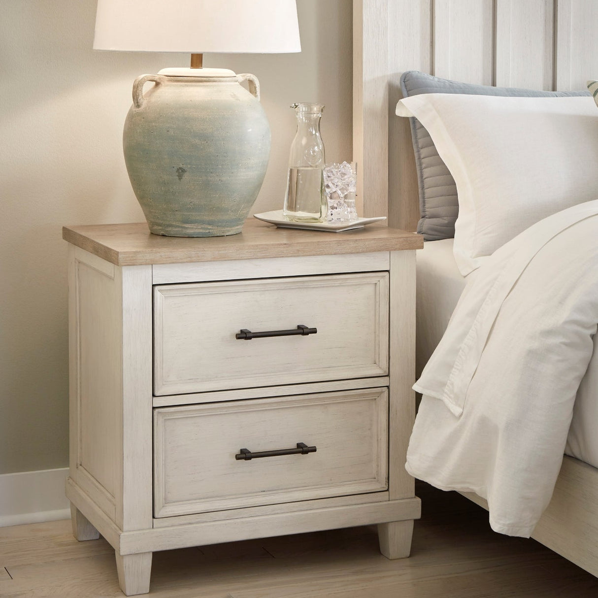 Table de chevet en bois/placage bicolore avec 2 tiroirs - Shaybrock