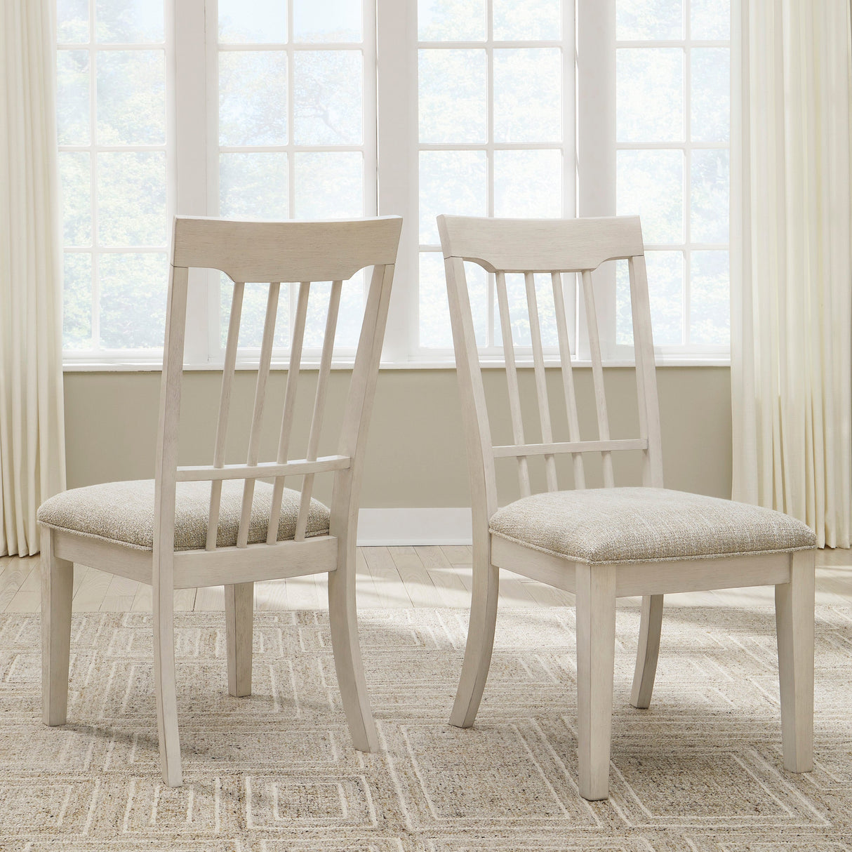 Ensemble de 2 chaises de salle à manger en bois avec assise rembourrée en tissu gris pâle - Shaybrock