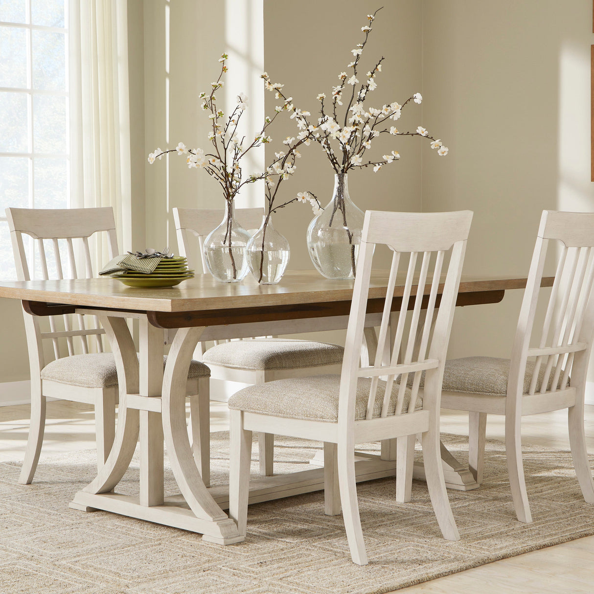 Ensemble de 2 chaises de salle à manger en bois avec assise rembourrée en tissu gris pâle - Shaybrock