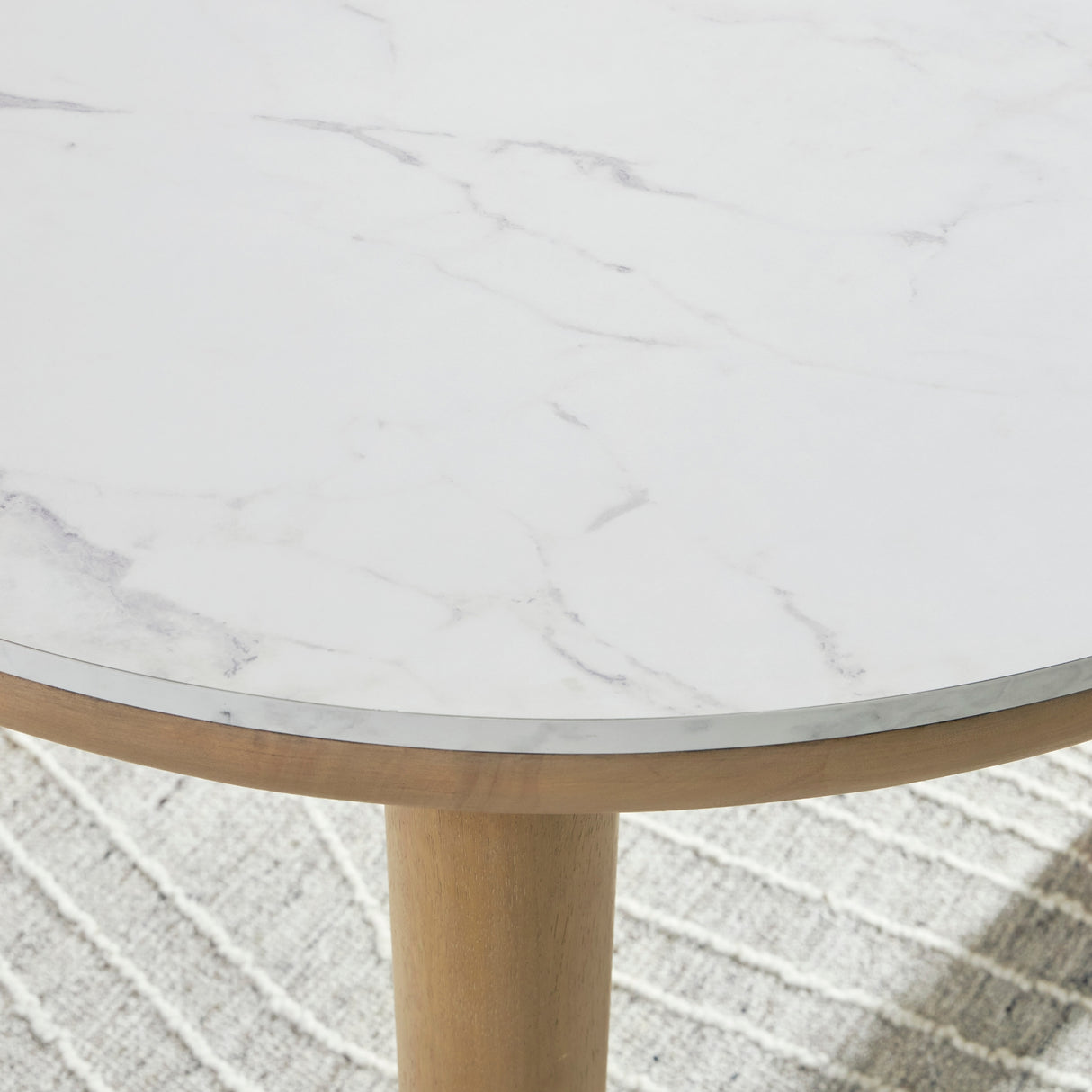 Table de salle à manger ronde en faux marbre blanc - Sawdyn