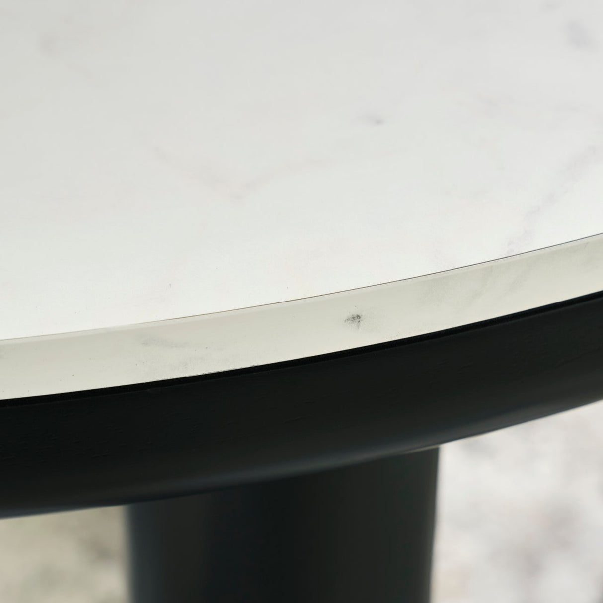 Table de salle à manger ronde en faux marbre blanc - Xandrum