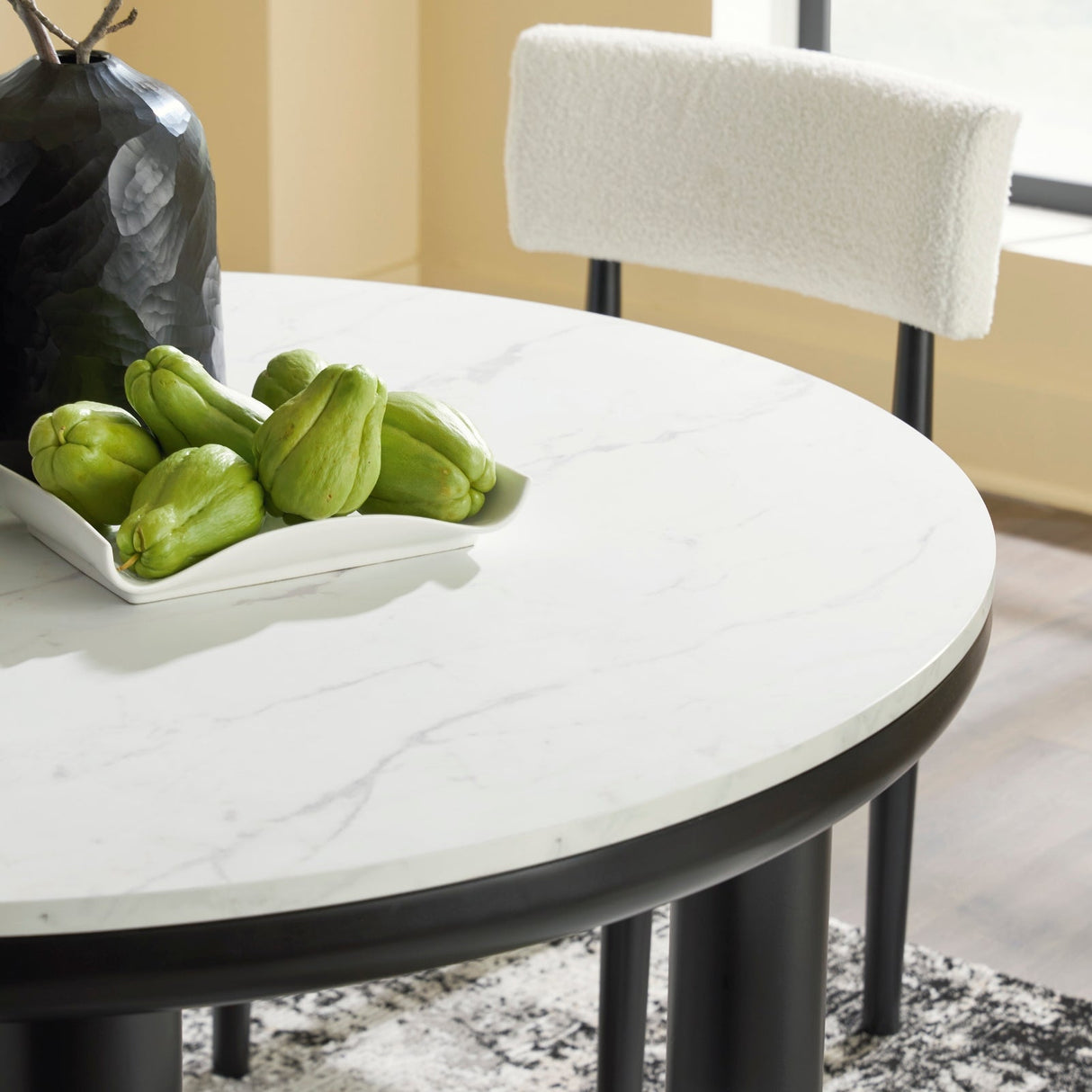 Table de salle à manger ronde en faux marbre blanc - Xandrum
