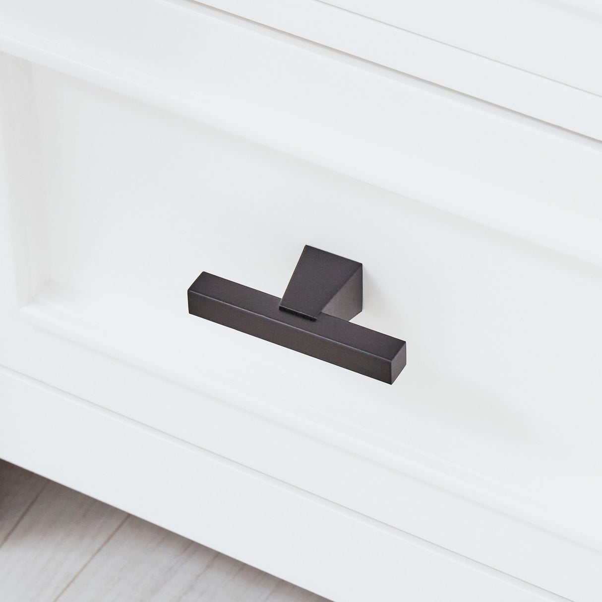 Meuble de télévision en bois et placage bicolore à 4 tiroirs - Ashbryn