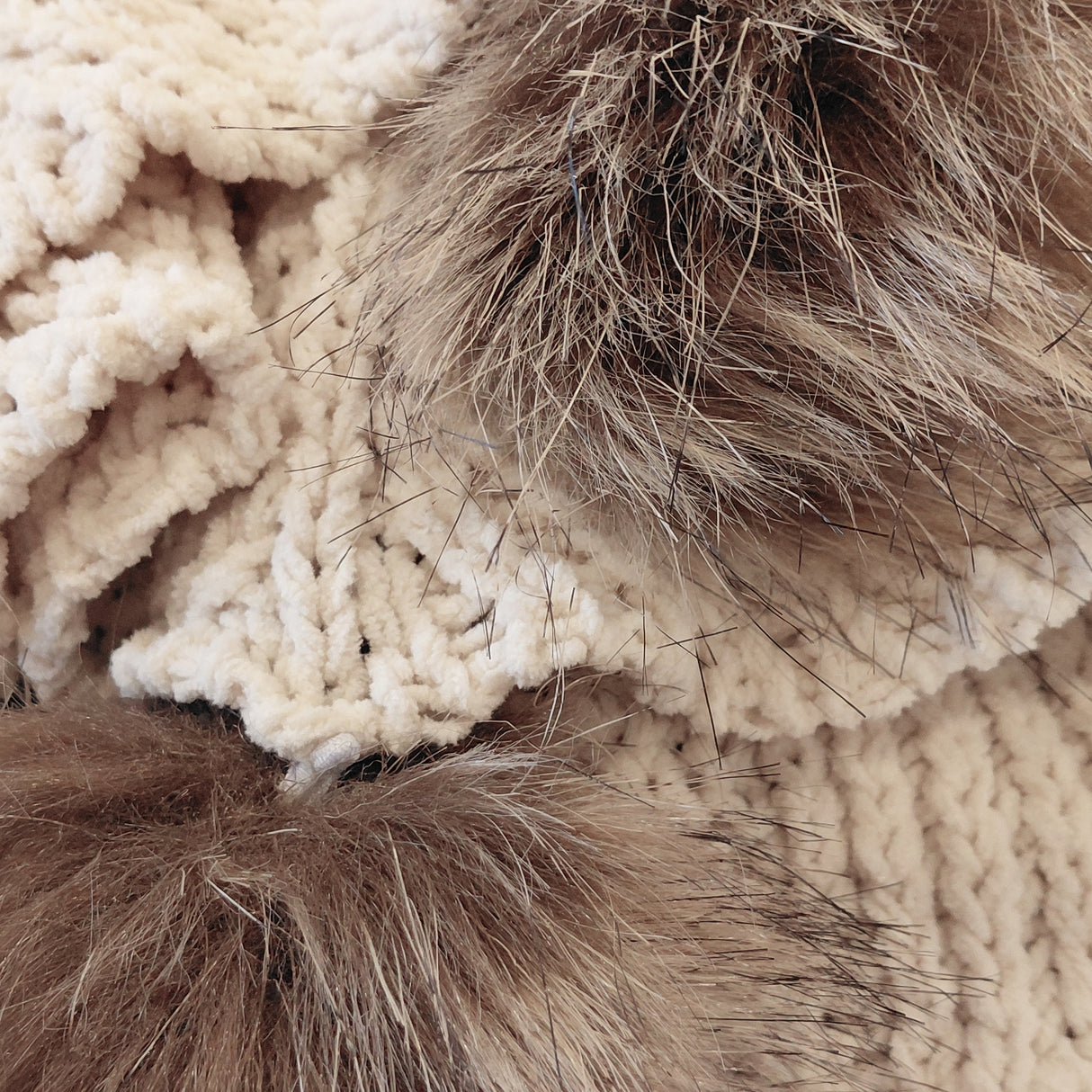 Jeté 45 x 75 po en tissu avec pompons de fourrure - Mika