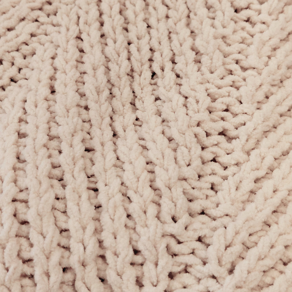 Jeté 45 x 75 po en tissu avec pompons de fourrure - Mika