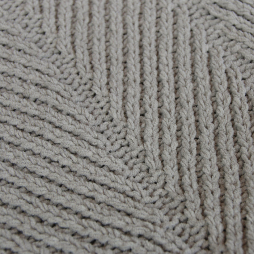 Jeté 45 x 75 po en tissu avec pompons de fourrure - Mika