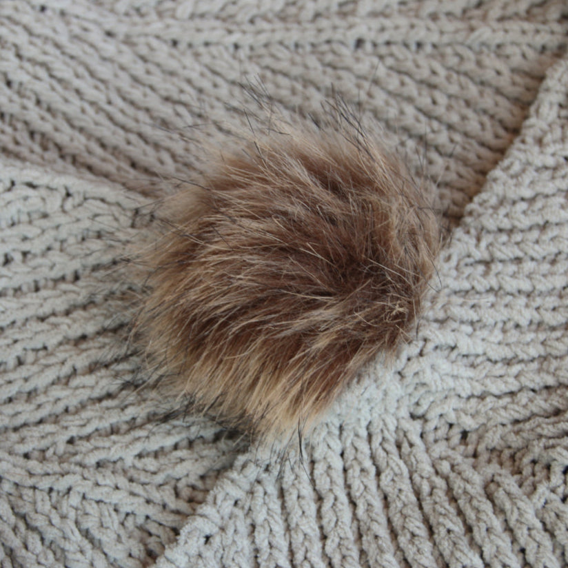 Jeté 45 x 75 po en tissu avec pompons de fourrure - Mika