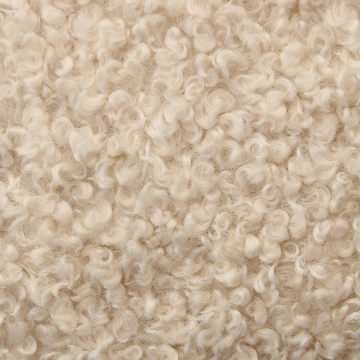 Coussin 22 x 22 po en fausse fourrure bouclée - Brodie