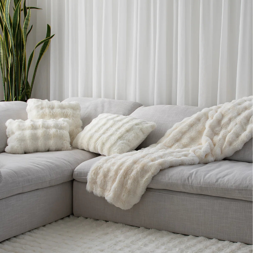 Coussin 18 x 18 po en fausse fourrure - Nuage