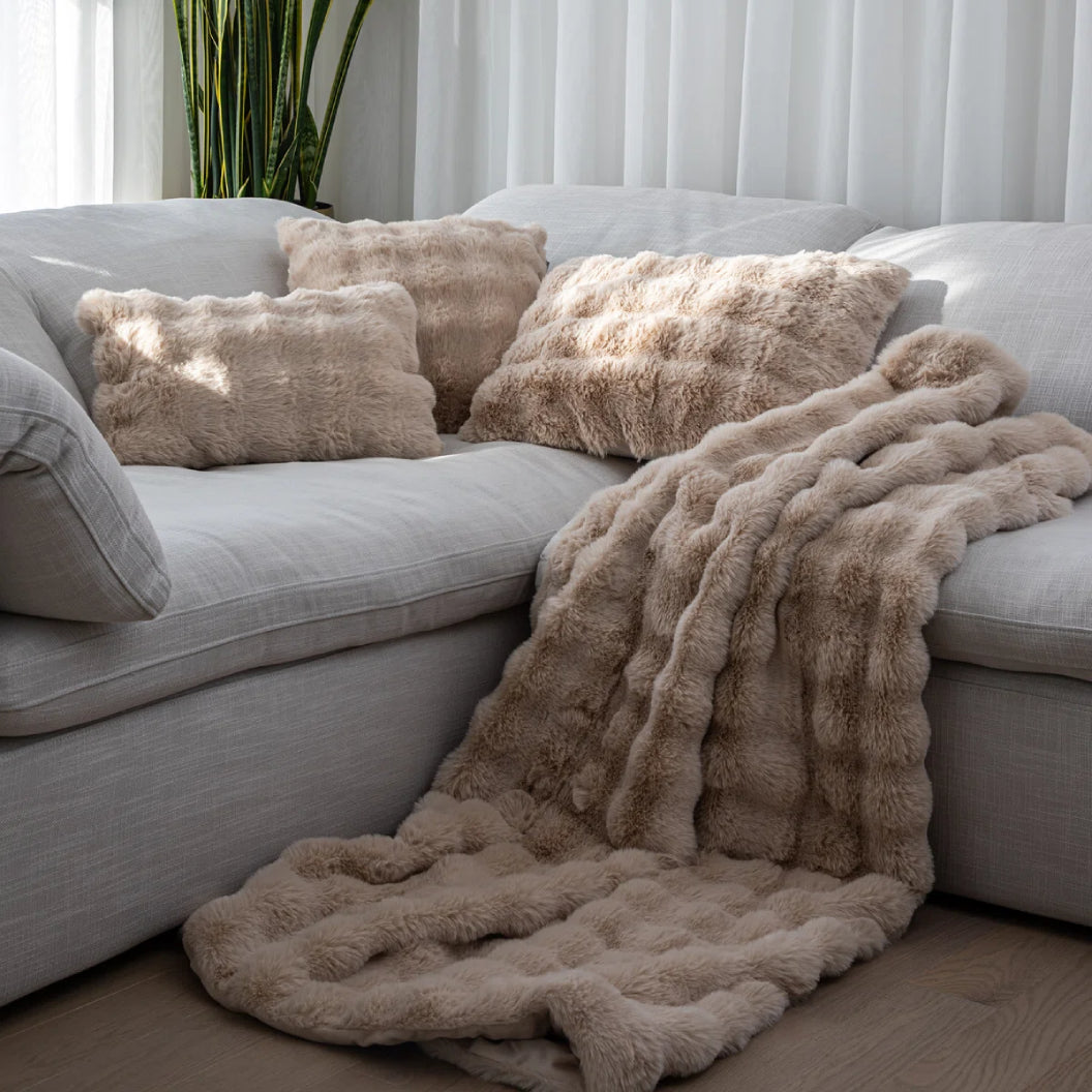 Coussin 18 x 18 po en fausse fourrure - Nuage
