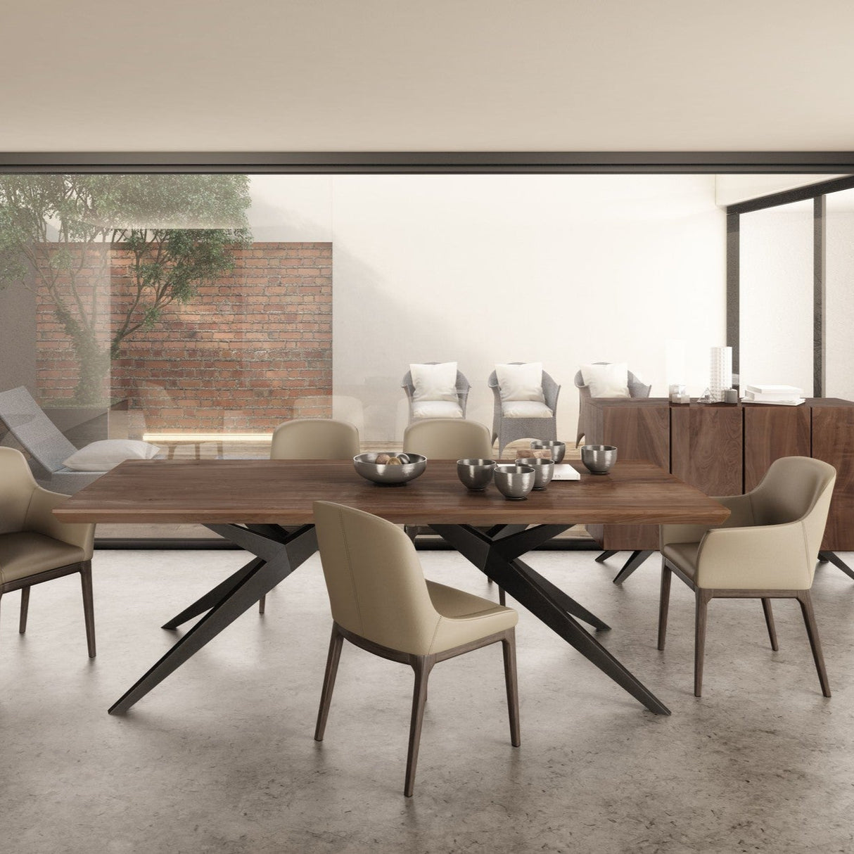 Chaise de salle à manger rembourrée en cuir et bois de chêne teinte noyer - Ann