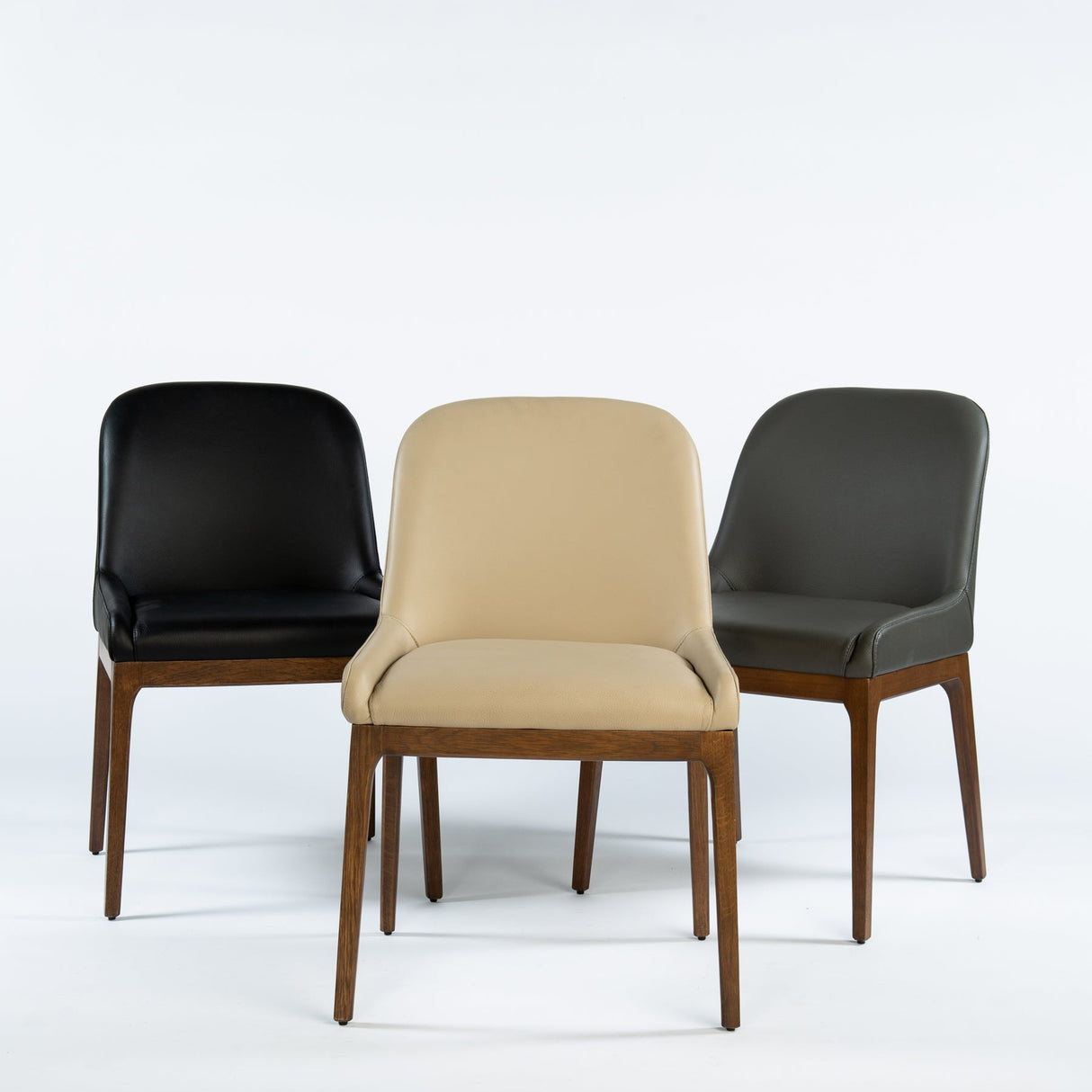 Chaise de salle à manger rembourrée en cuir et bois de chêne teinte noyer - Ann