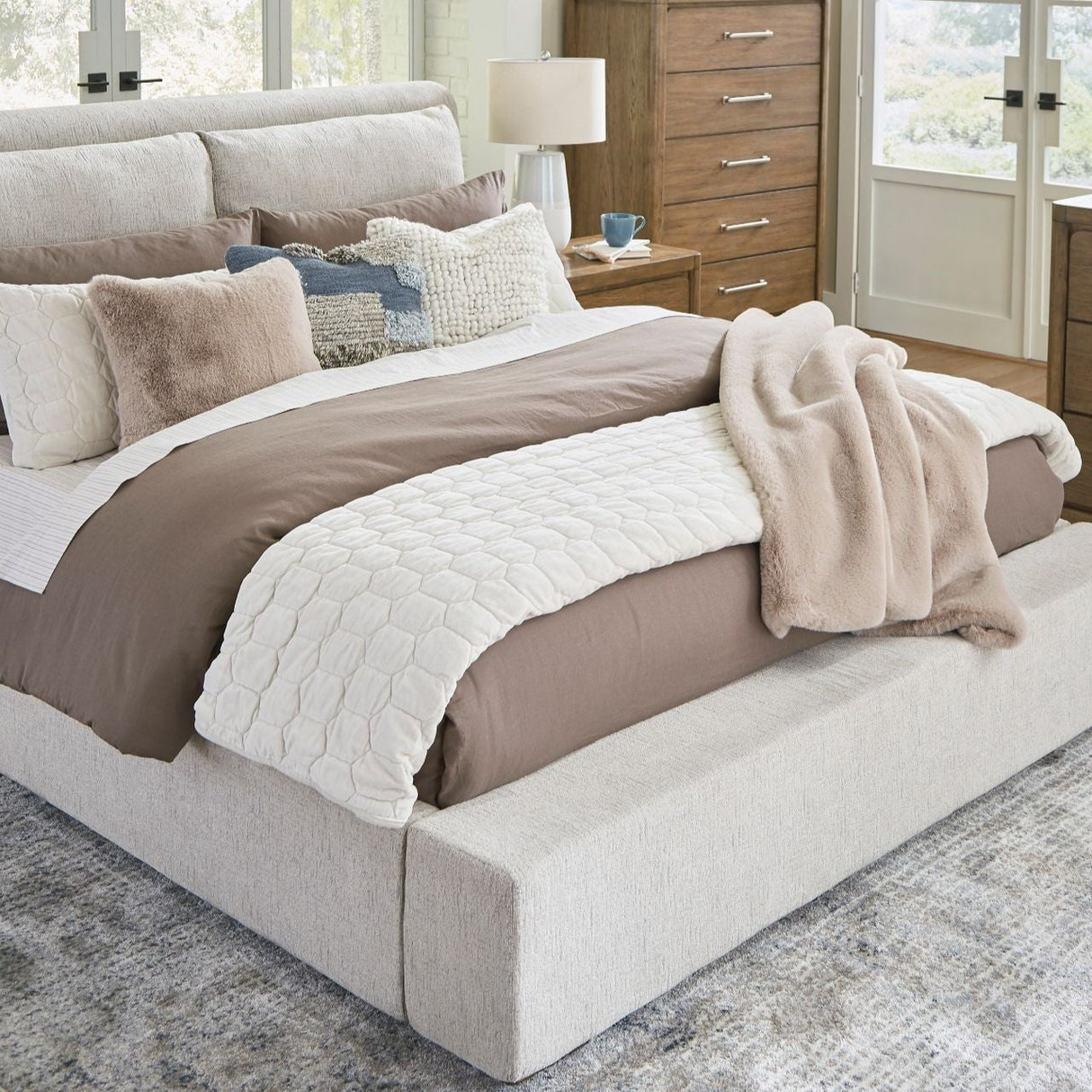 Lit très grand complet en tissu brun claire - Cabalynn