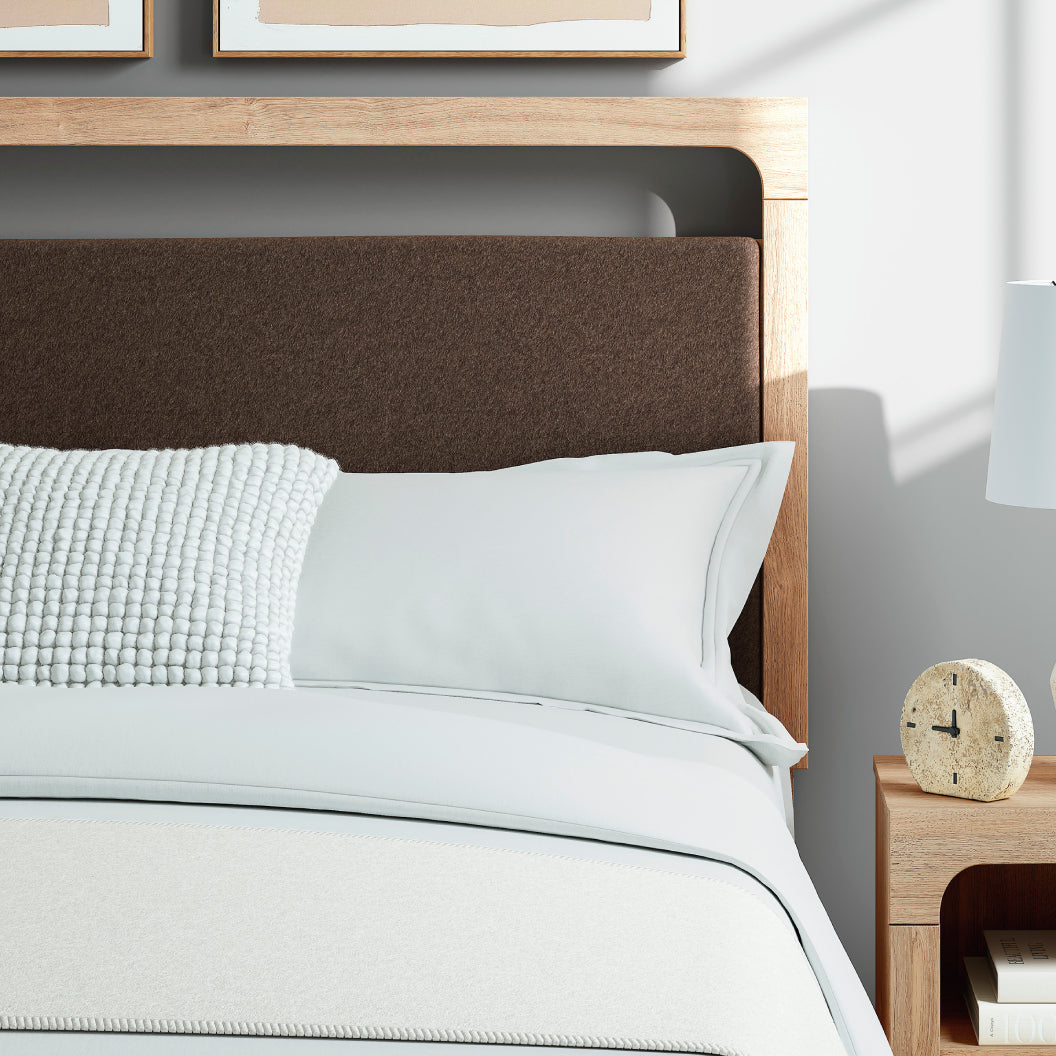 Lit complet avec tête rembourrée en tissu brun et bois/MDF beige Grand / Très grand - Kinlanni