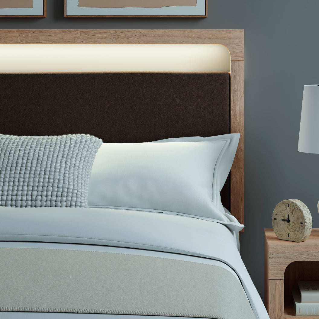 Lit complet avec tête rembourrée en tissu brun et bois/MDF beige Grand / Très grand - Kinlanni