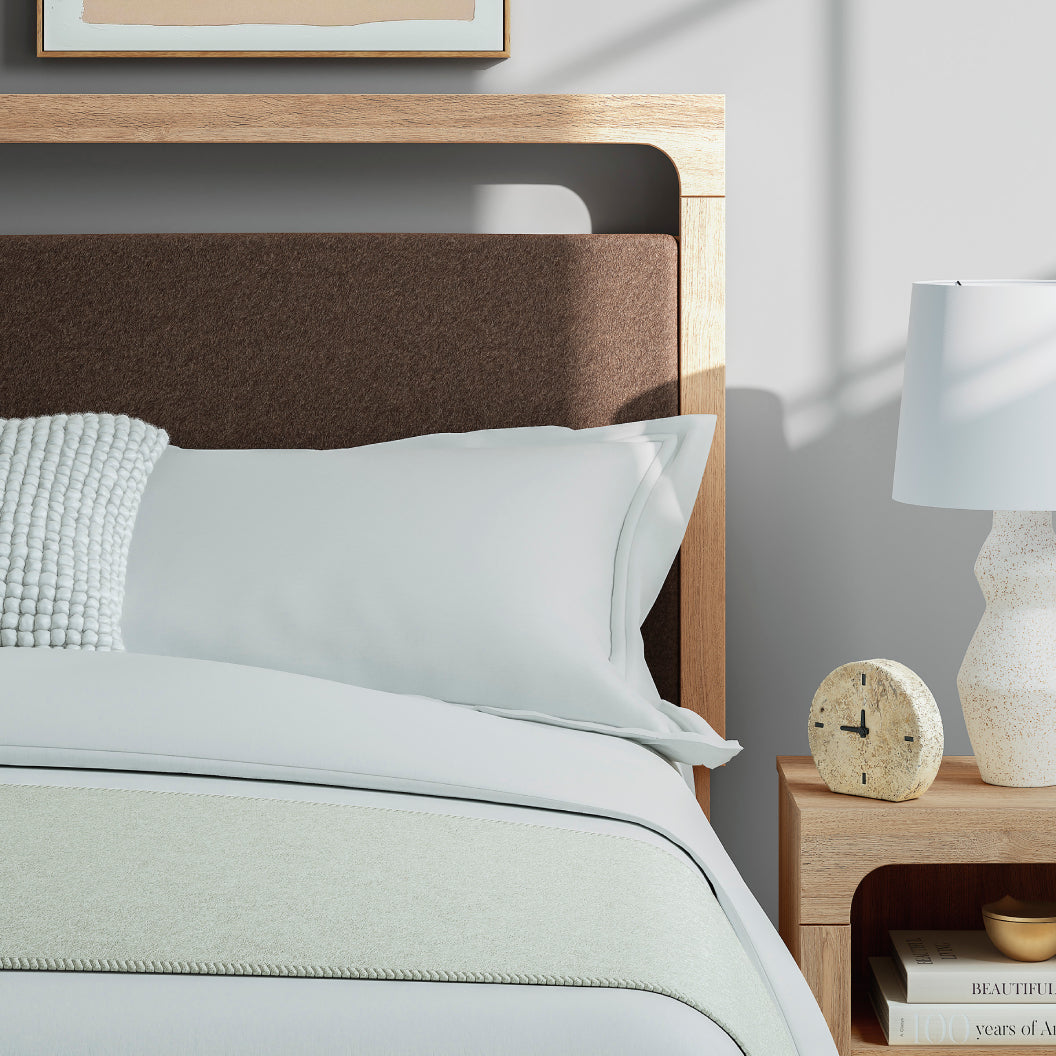 Lit complet avec tête rembourrée en tissu brun et bois/MDF beige Grand / Très grand - Kinlanni
