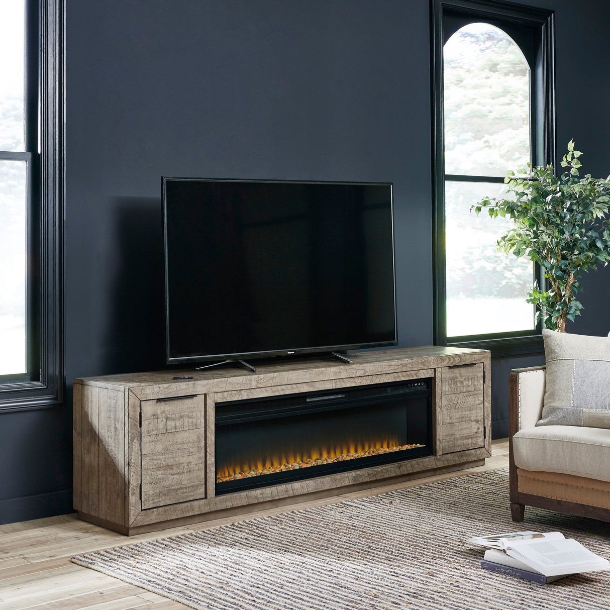 Meuble de télévision en bois et placage gris patiné avec foyer électrique - Krystanza