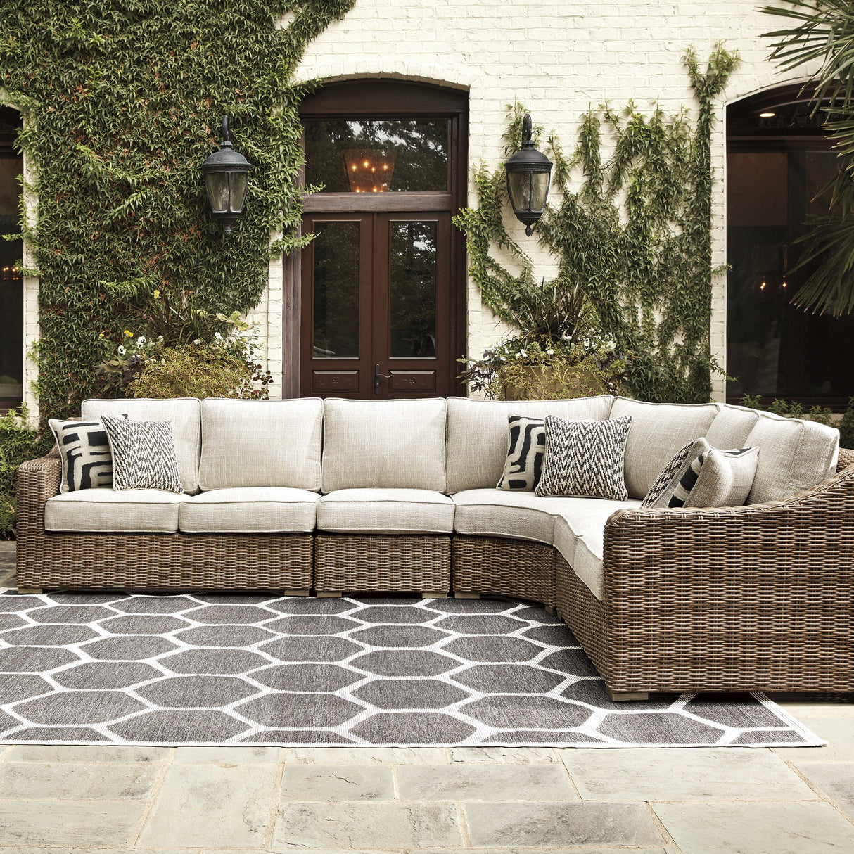 Sectionnel extérieur 4 pièces en tissu Nuvella beige pâle et en osier brun avec coussins - Beachcroft