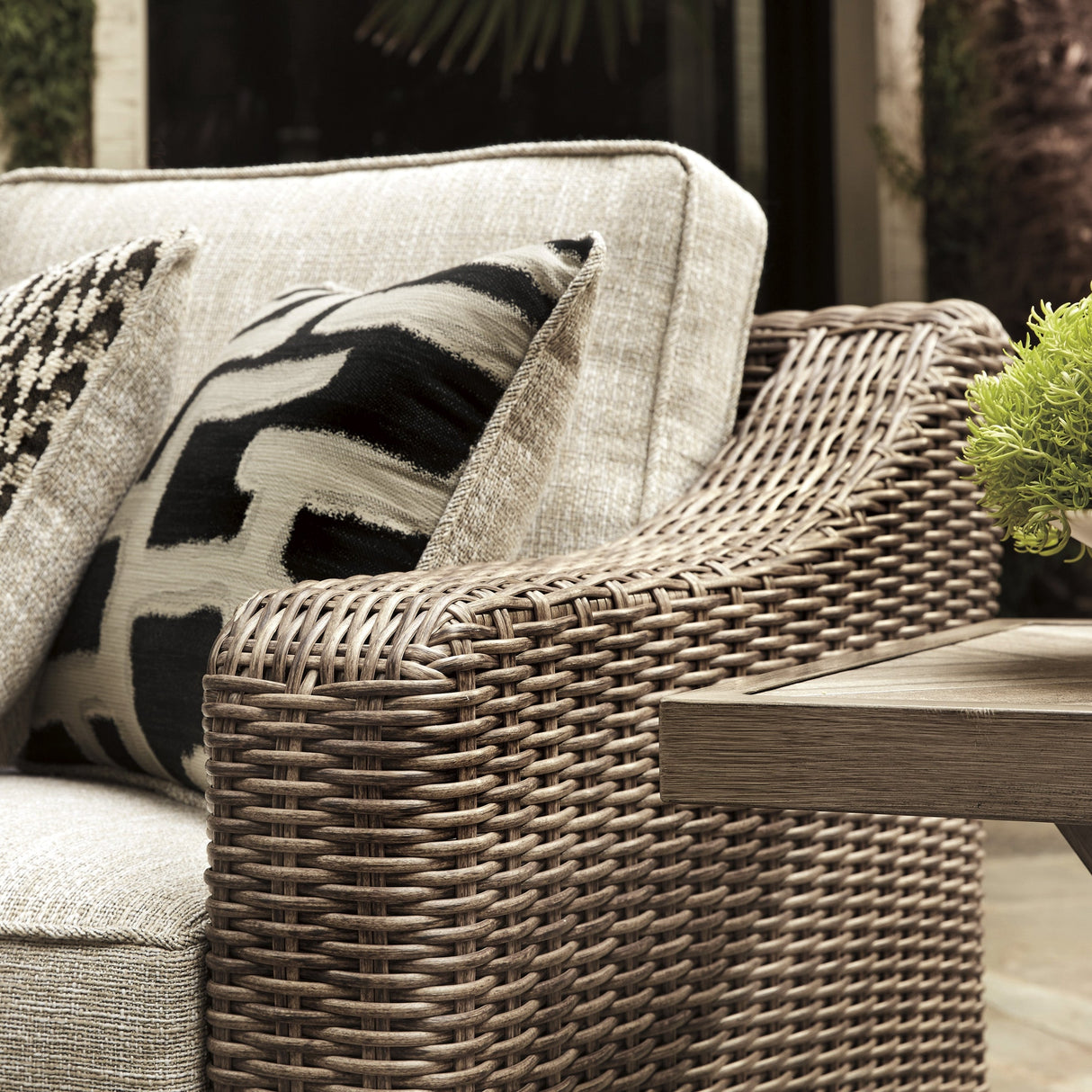 Sectionnel extérieur 4 pièces en tissu Nuvella beige pâle et en osier brun avec coussins - Beachcroft