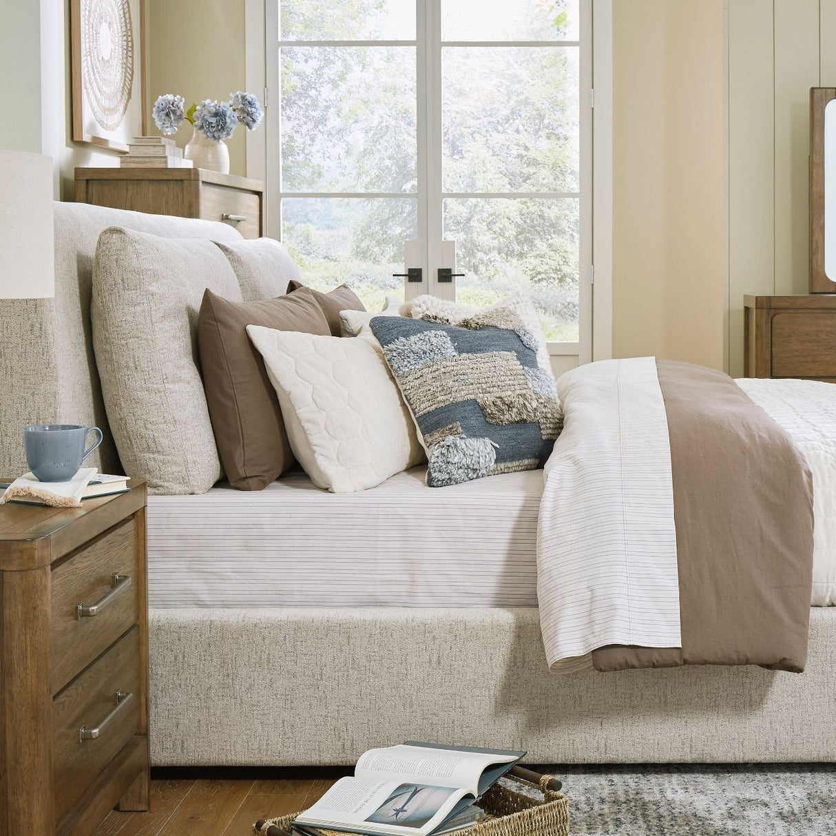 Lit très grand complet en tissu brun claire - Cabalynn