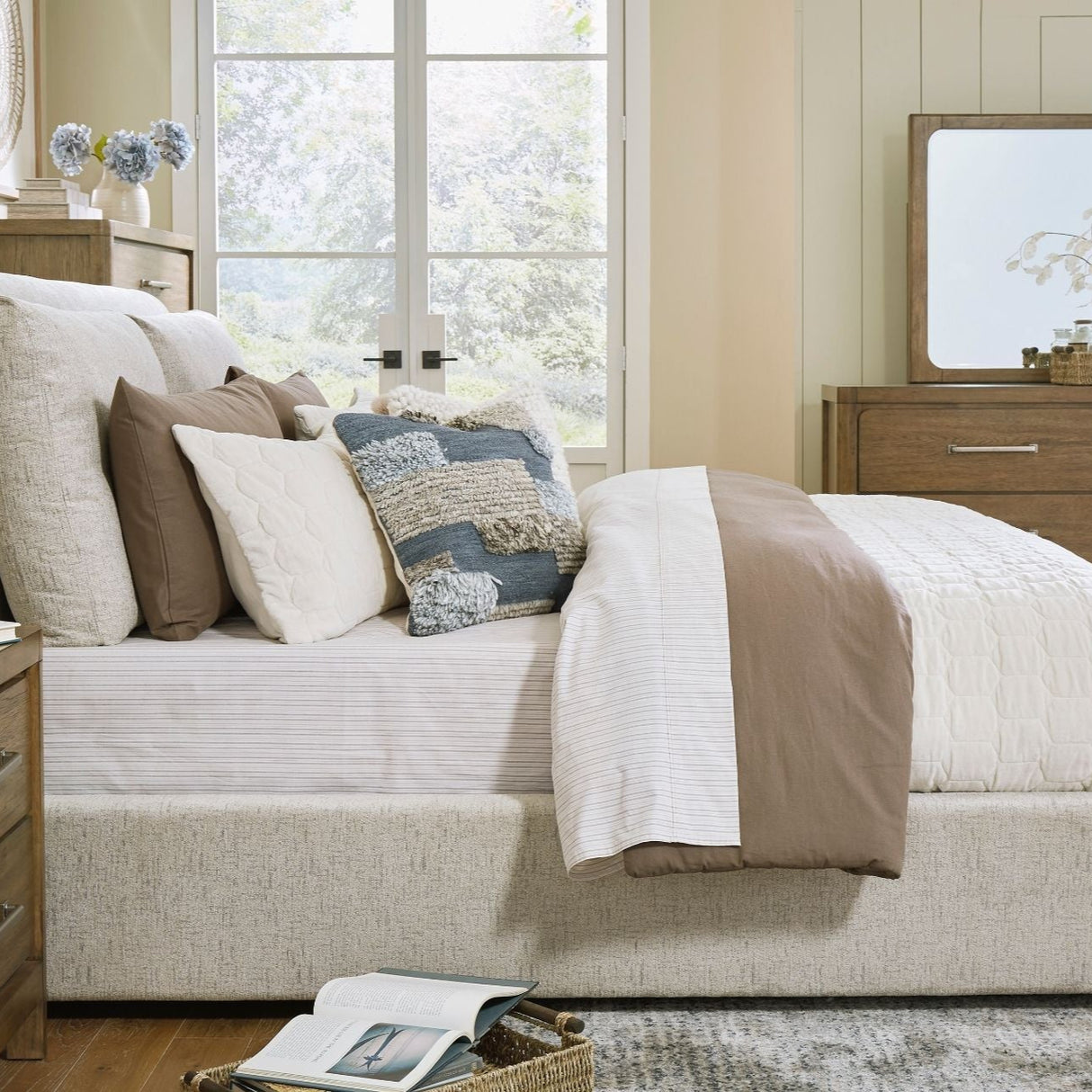 Lit très grand complet en tissu brun claire - Cabalynn