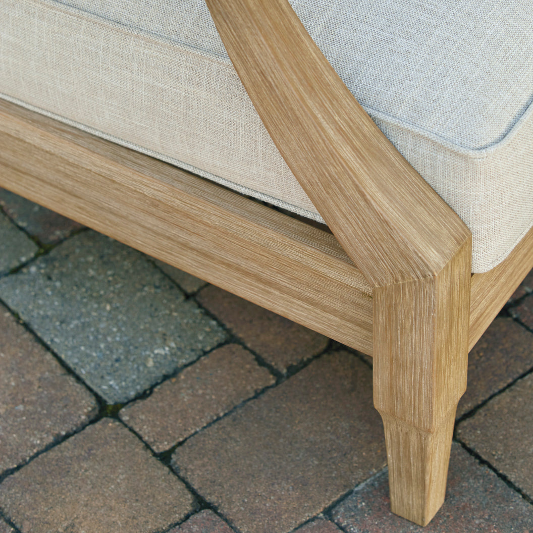 Fauteuil extérieur en tissu Nuvella beige pâle et en bois d'eucalyptus - Clare View