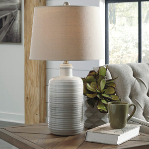 Ensemble de 2 lampes de table en céramique blanche/taupe 25 po. - Marnina