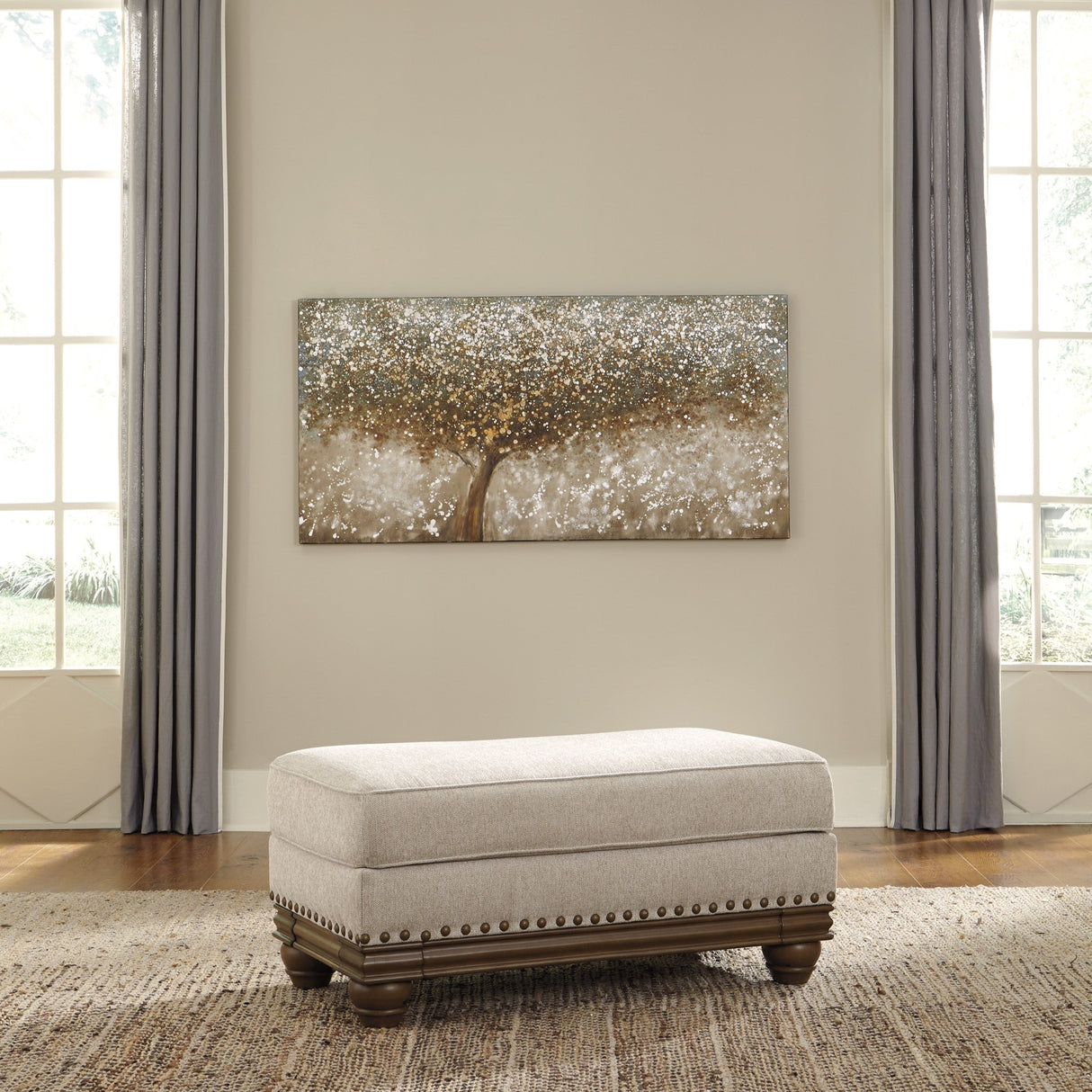 Ottoman en tissu beige pâle avec garniture cloutée - Harleson