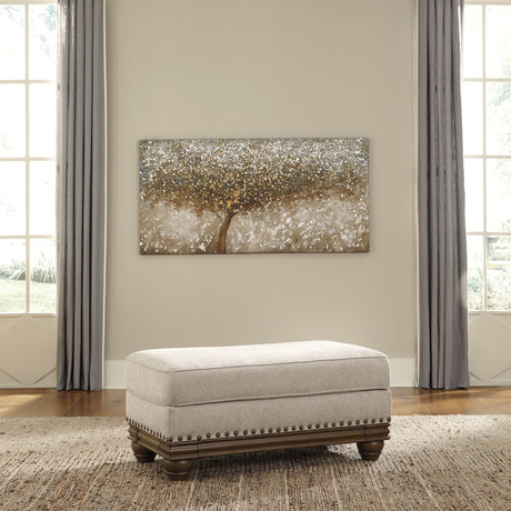 Ottoman en tissu beige pâle avec garniture cloutée - Harleson