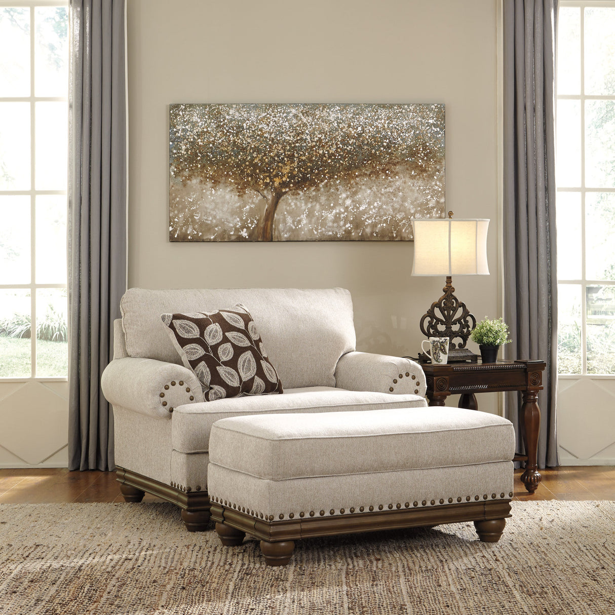 Ottoman en tissu beige pâle avec garniture cloutée - Harleson