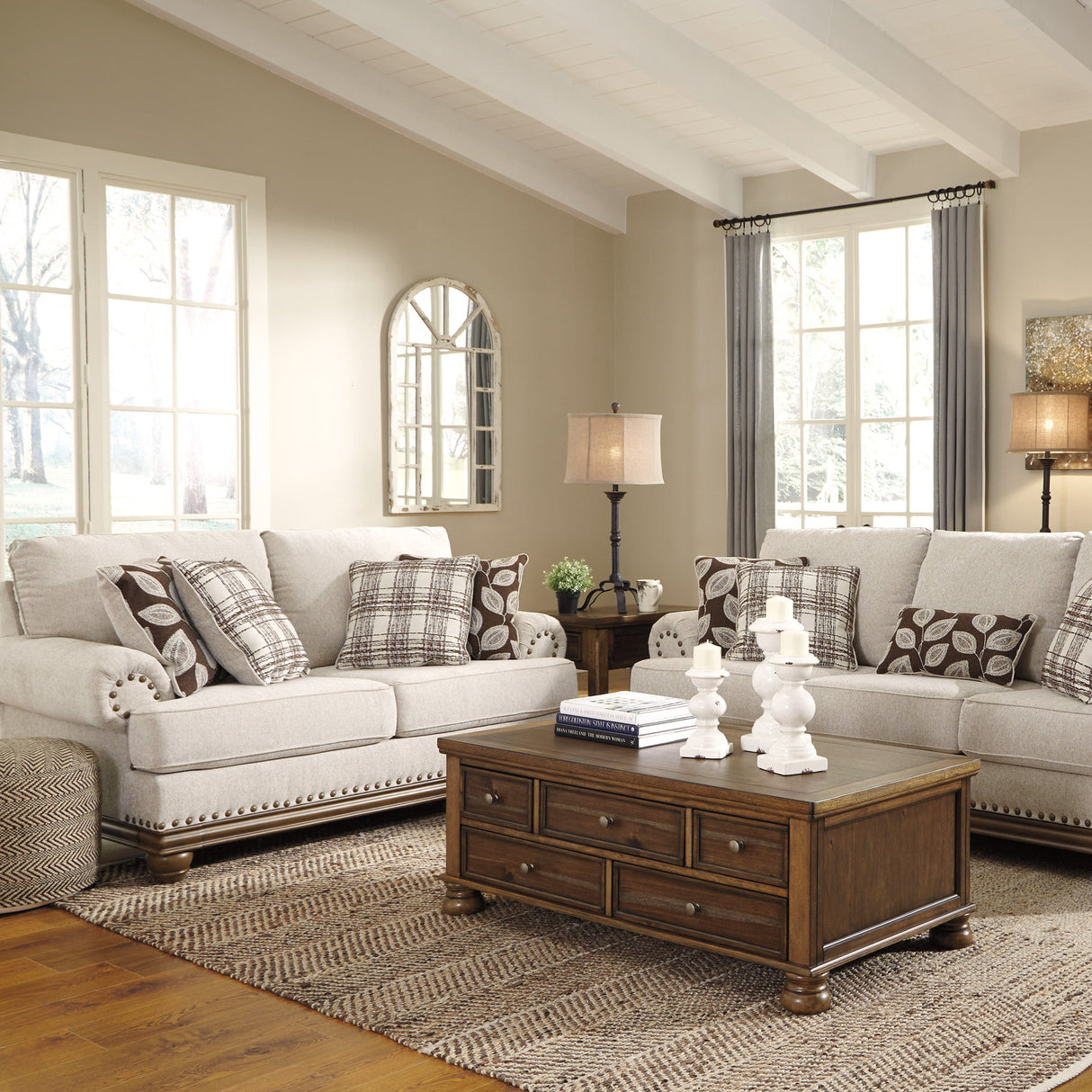 Causeuse en tissu beige pâle avec coussins - Harleson