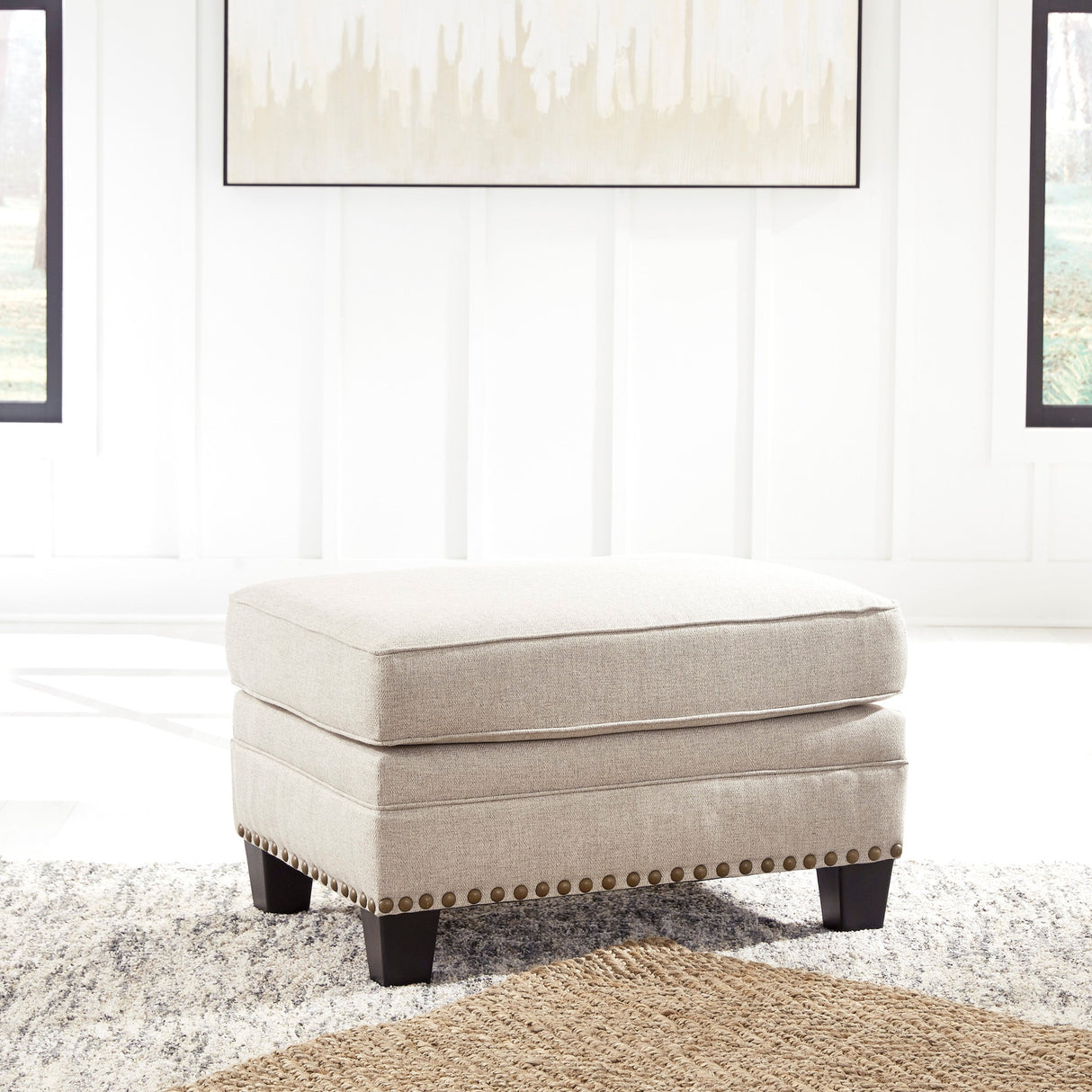 Ottoman en tissu beige effet lin avec garniture cloutée - Claredon