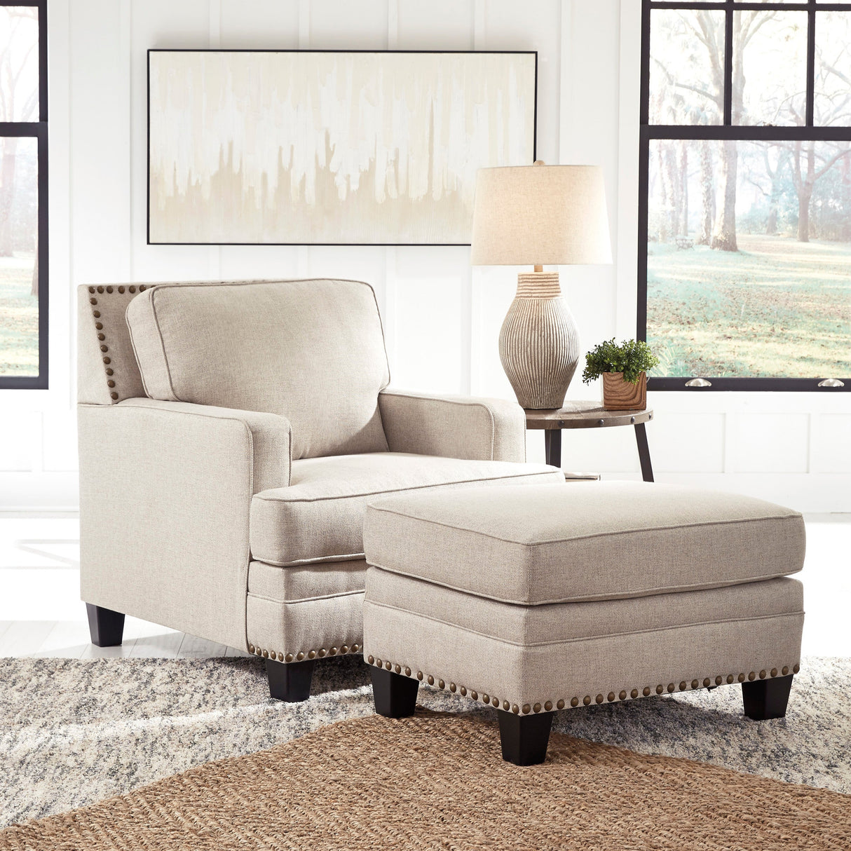 Fauteuil en tissu beige effet lin avec garniture cloutée - Claredon