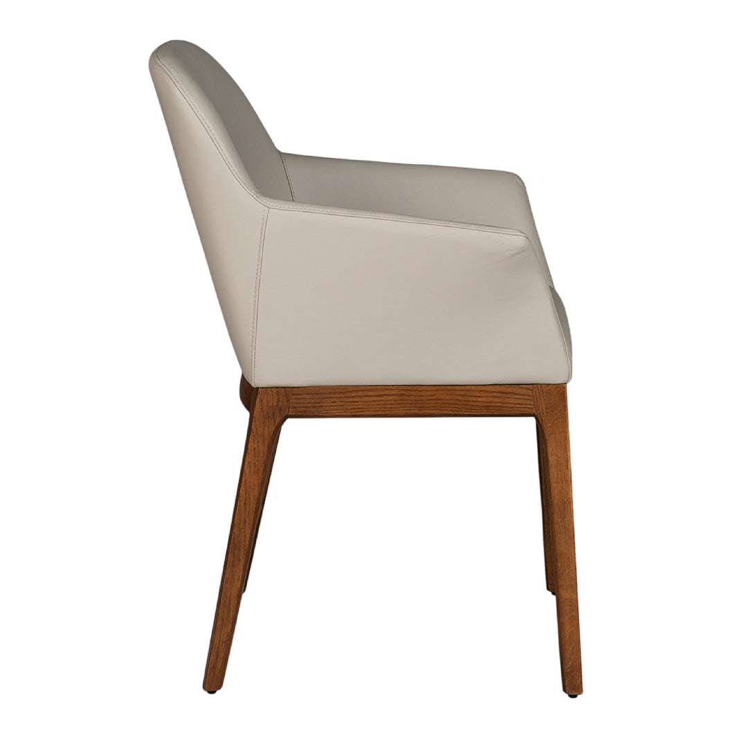 Chaise de salle à manger capitaine rembourrée en cuir et bois de chêne de couleur noyer - Ann