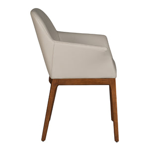 Chaise de salle à manger capitaine rembourrée en cuir et bois de chêne de couleur noyer - Ann