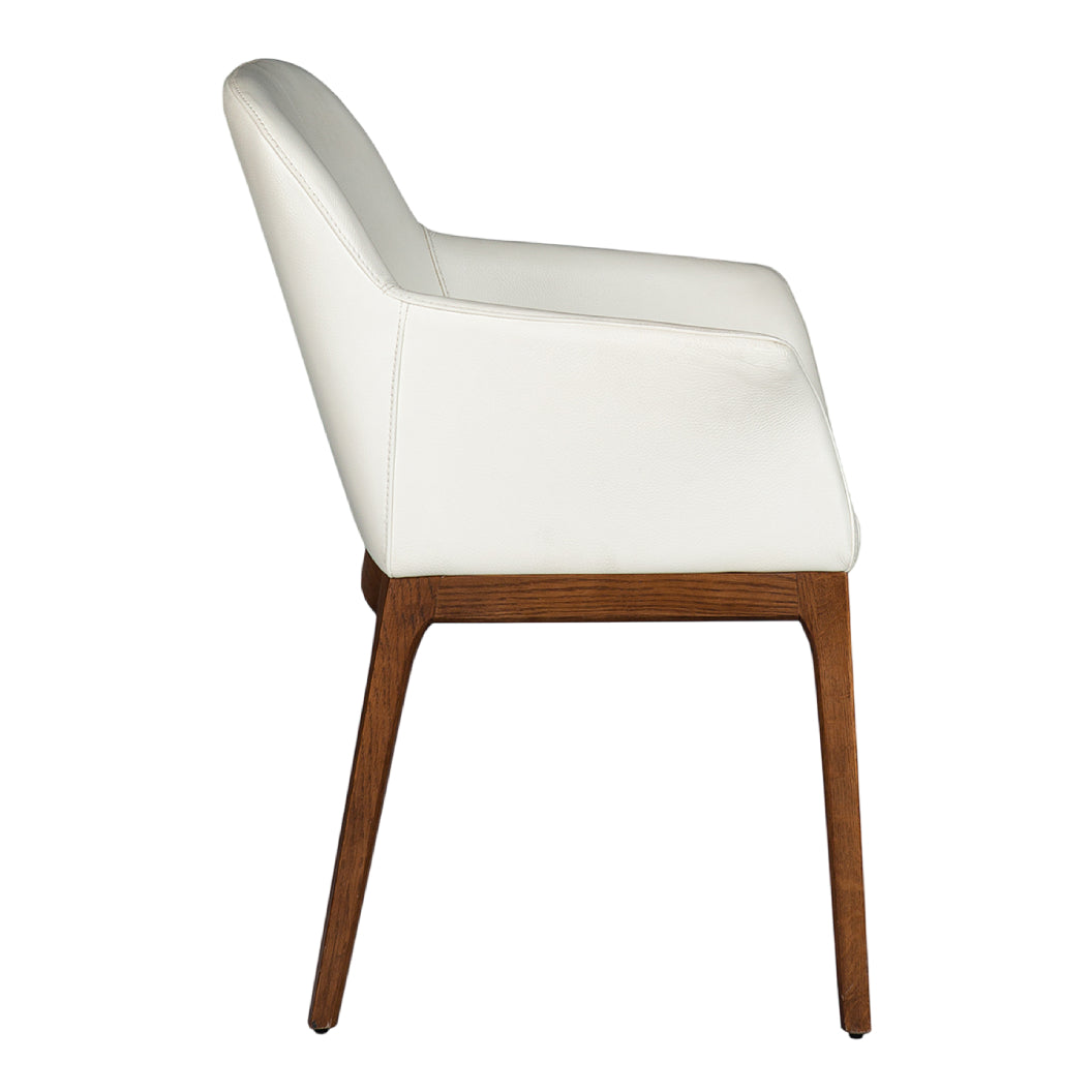 Chaise de salle à manger capitaine rembourrée en cuir et bois de chêne de couleur noyer - Ann