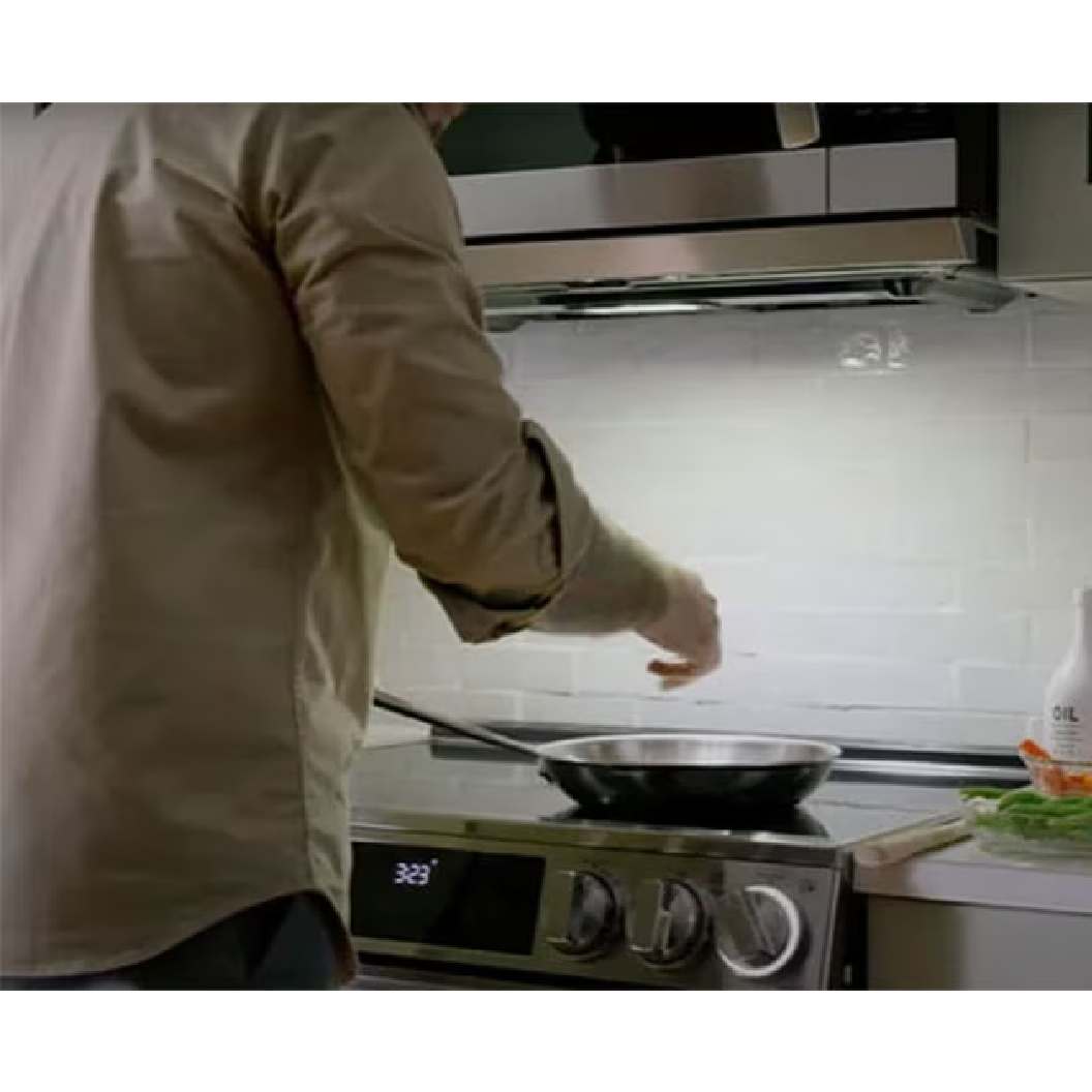 Micro-ondes à hotte intégrée 30 po, 1,8 pi³ Inox avec IA