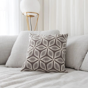 Coussin 18 x 18 po en acrylique brodé gris taupe - Ida