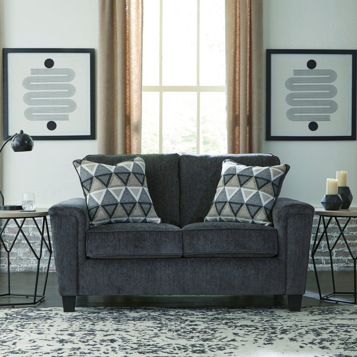 Causeuse en tissu gris foncé avec coussins - Abinger
