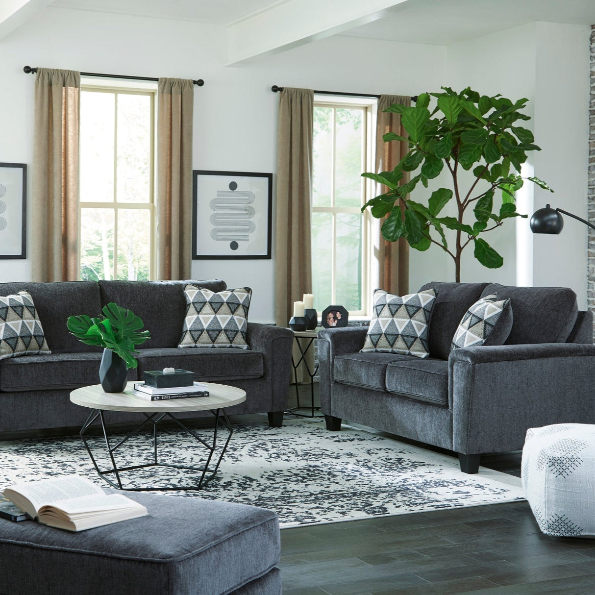 Causeuse en tissu gris foncé avec coussins - Abinger