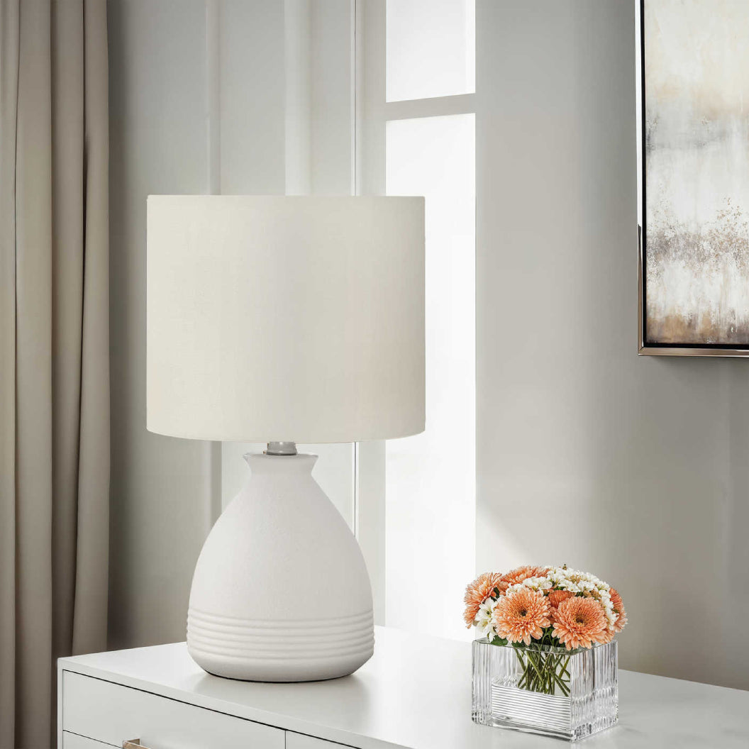 Lampe de table en céramique crème avec des rainures texturées 17 po - I 9741