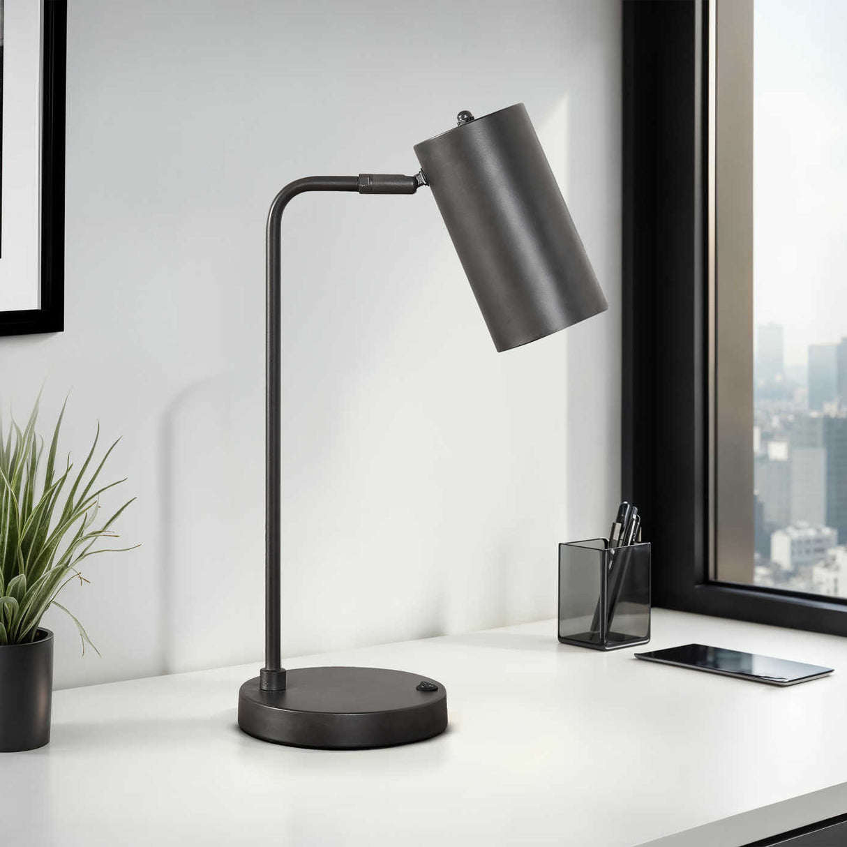 Lampe de table en métal gris avec port USB intégré 18 po - I 9645