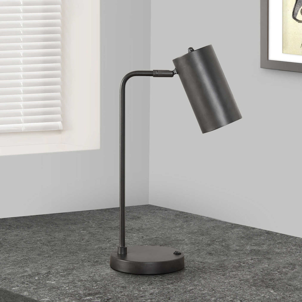 Lampe de table en métal gris avec port USB intégré 18 po - I 9645