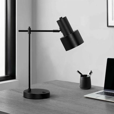 Lampe de table en métal noir avec port USB intégré 21 po - I 9647