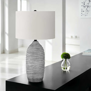 Lampe de table en résine texturée grise 27 po. - I 9723