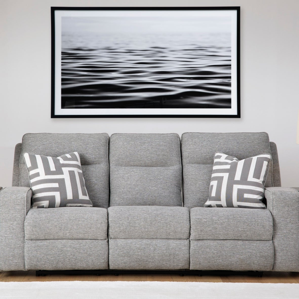Sofa gris pâle en tissu motorisé - Biscoe