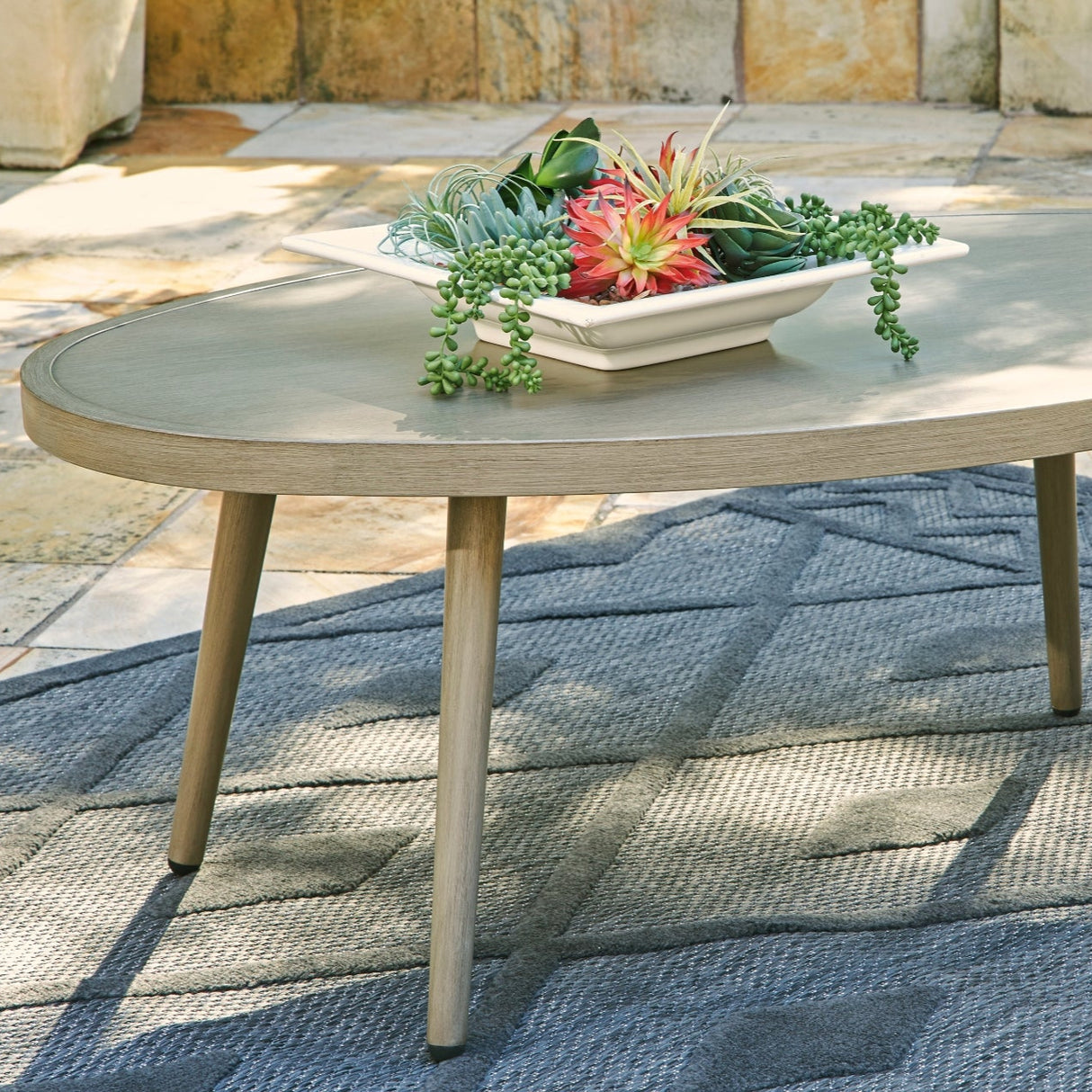 Table basse d'extérieure bois beige ovale - Swiss Valley