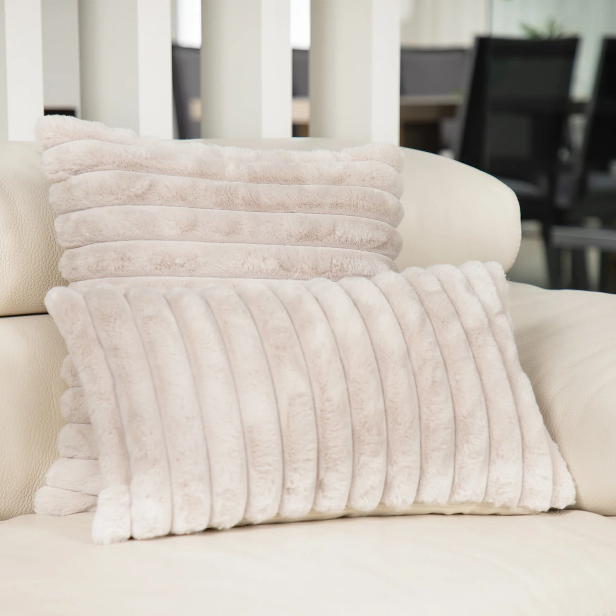 Coussin 12 x 20 po en fausse fourrure - Raya