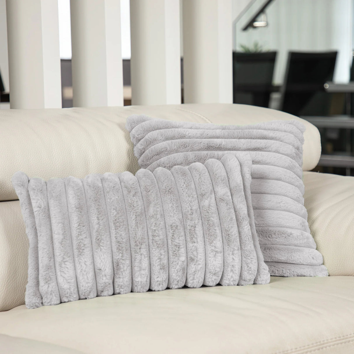 Coussin 12 x 20 po en fausse fourrure - Raya
