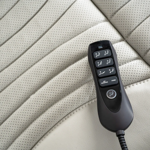 Sofa inclinable motorisé zéro gravité en cuir gris pâle avec table rabattable - K2180